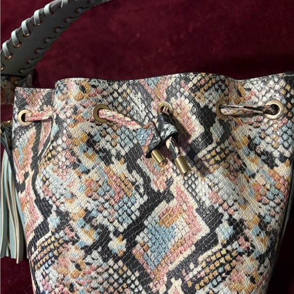 NWT Aldo Chic Snake Print Bucket Bag with crossbody strap - Picture 4 of 4